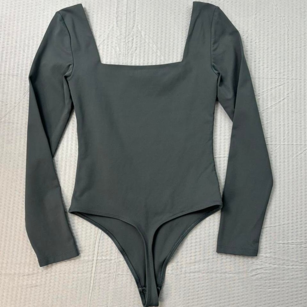 Babaton Aritzia Square Neck Long Sleeve Bodysuit Olive Green Size M Fitted 0273 - Picture 4 of 6